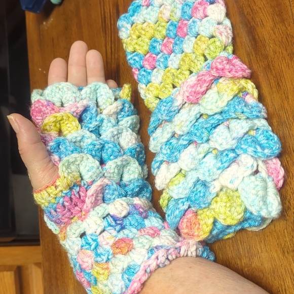 Hand Crafted Luxury Dragon Scale / Mermaid Texting Fingerless Gloves - Picture 4 of 5